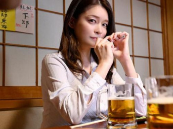 終電ないならウチくれば?既婚済み女上司の自宅にお邪魔”まだできるよね?♡”中出し不倫セックスの画像