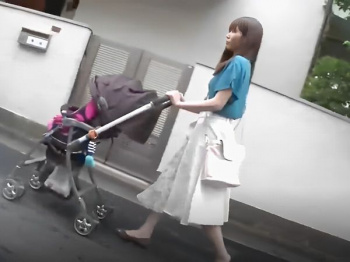 《人妻レ●プ》産後処女を狙われたエロ貧乳若妻の末路！野外露出の大量潮吹き…羞恥なお漏らし調教で屈辱の痙攣絶頂イキ《中出しの画像