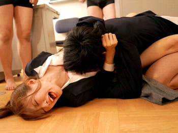 卒業式に起こった屈辱の輪姦レ●プ!絶叫号泣のエロ生意気な女教師を拘束…絶倫3Pで羞恥な肉便器調教《フェラ抜き×口内射精》の画像