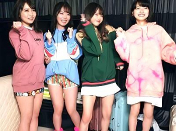 【ハーレム逆レ●プ】『誰とやりたいー?』痴女ギャル4人組がM男をいじめ水着で手コキ男の潮吹き&中出しw【主観エロ動画】の画像