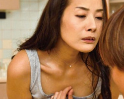 【キメセク熟女】『あぁ、股間が熱いわ、どうにかして…』馬用の催淫剤を飲まされ、どうしようもなく悶えるお義母さん!の画像