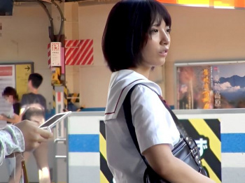 <電車痴漢>色白清楚なエロ制服JKを狙い撃ち!車内の凄テク手マンで公開調教…大量潮吹きの肉便器を顔射レ●プ<女子校生>の画像