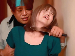 『騒いだら、殺す…』悲劇の夫婦カップル！旦那を拘束し隣で嫁を中出し強姦…屈辱のエロ巨乳若妻を媚薬キメセク調教＜人妻レ●プの画像