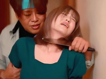 『騒いだら、殺す…』悲劇の夫婦カップル！旦那を拘束し隣で嫁を中出し強姦…屈辱のエロ巨乳若妻を媚薬キメセク調教＜人妻レ●プの画像