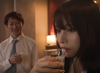 【寝取られ】浮気元カレと仕事での出張で同室に…薬入りとも知らず勧められた飲み物を飲む後ろで男はほくそ笑む…■伊藤舞雪の画像