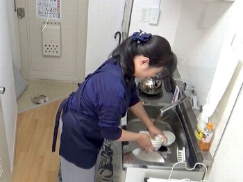 【おばさんレンタル】高時給の五十路”家政婦”おばさんを即ハメ狙いでデカチン誘惑♡発情した美熟女が仕事を忘れて浮気の中出しの画像