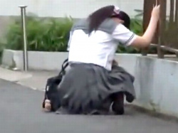 ＜バス痴漢＞エロ巨乳な制服JKを媚薬でバグらせ公開調教！敏感ドラッグで大量潮吹き…痙攣ローターで羞恥させキメセク強姦凌辱の画像