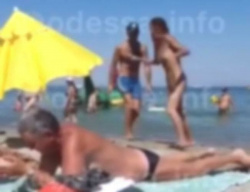 【動画あり】海水浴場で全裸になった女の子はこうなるｗｗｗｗｗｗの画像