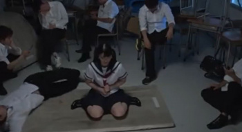 男子生徒に囲まれて逃げ場のないJKは、どうすることもできず結局輪姦されるの画像