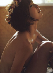 篠田麻里子が遂に乳首ヌード解禁の写真集がエロ過ぎてたまらんwwwwwwwwの画像