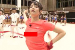 森香澄アナ、ノーブラで乳首が見えてしまう放送事故ww【GIF動画あり】の画像