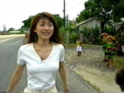 篠原涼子、ブラジャーの肩紐がずり落ち乳首丸出し放送事故wwwwの画像