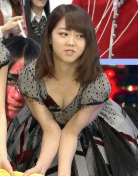 峯岸みなみ、ノーブラで乳首が見えてしまう放送事故wwwwwwwの画像