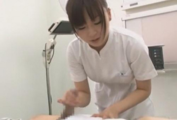一回射精しましょうね！女医さんにナースと手コキして射精させています。の画像
