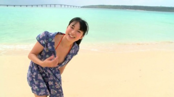 山中知恵 小さめの衣装ではみ出るおっぱい！食い込むお尻！の画像