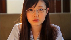 松岡里英 スカートたくし上げパンティ見せがたまらん！！の画像