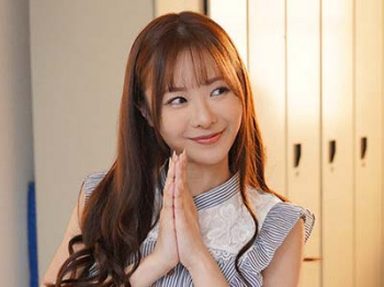 【栗山莉緒】「いっぱい気持ちよくしてあげる♡」スレンダー巨乳な女教師に淫語を囁かれながらチンポをしごかれまくるｗの画像