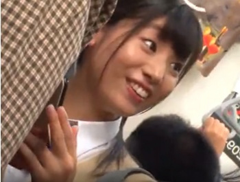 【JKレイプ】『お願い…やめてください…。』満員電車内で女子高生を強姦！乳揉み→下着姿でお漏らし！声我慢バックで顔射！の画像