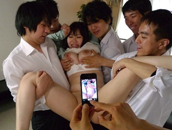 【監禁レイプ】『先生のまんこエッロｗ』旦那の出張中に巨乳人妻女教師が生徒たちに電マ責め＆鬼畜連続イラマで肉便器に！の画像