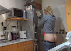 【ローライズ】アホほどローライズにしたジーンズでキッチンに立つ女性の画像