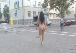 【露出】世界的に有名な露出狂さんの早朝全裸露出散歩がヤバすぎるの画像