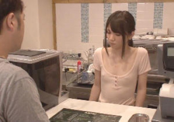 お店に入ったら女店員が貧乳ノーブラで乳首ポッチが丸わかり！！の画像