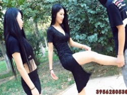 友達に金蹴りを伝授する中国美女の画像