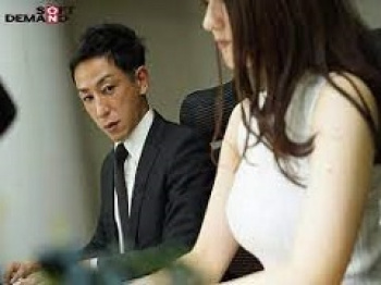 身体を強調する服を着て先輩の欲情を誘うしたたかな後輩OLの画像