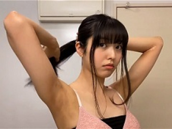 女の子が髪の手入れをしている時の腋のエロさの画像