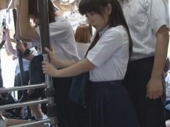友達に感化されて見よう見まねでリーマンをバス内で痴女るJKの画像