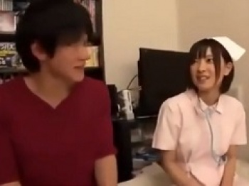 小倉ゆずちゃんのナースコスにメロメロになっている素人男の画像