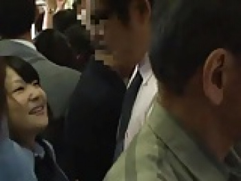 娘の友達のJKに満員電車で密着したら・・・の画像