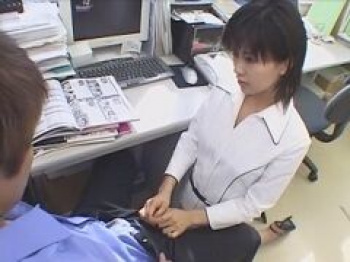 AV制作会社のOLは当たり前の様にスタッフに手コキさせられる・・・?の画像