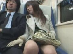 毎日電車の中で痴女ってそうな子の手コキが凄い！の画像