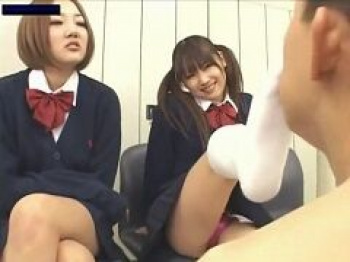 足フェチだと告白してJK2人組に足責めして貰うおじさんの画像