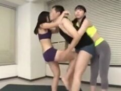 ヨガ教室のインストラクターを金蹴りする女生徒2人組の画像