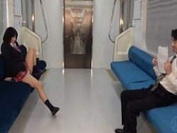 電車内でおっさんをパンチラ挑発してセンズリを誘発して楽しむJKの画像