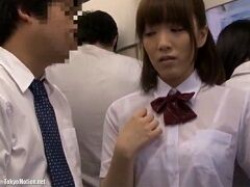 蒸し暑い満員電車内でJKの透けブラを見て理性崩壊するおじさんの画像