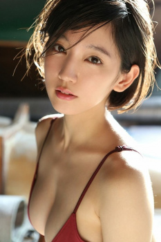 女優 吉岡里帆の2年ぶりの写真集の発売が決定したぞ！の画像