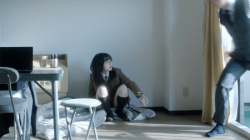 深田恭子・橋本環奈 体育座りの股間チラ「ルパンの娘 第2・3話」セクシー画像の画像