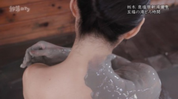 吉山りさ 孫がいる美熟女の全裸ぬるぬる泥プレイ「秘湯ロマン」セクシー画像の画像