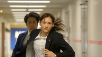 綾瀬はるか 濃厚キス＆ゆっさゆっさスロー乳揺れ「天国と地獄 第6-10話(終)」セクシー画像の画像