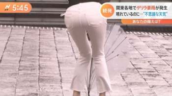 通行人のピタパン尻が気になってニュースに集中できないの画像