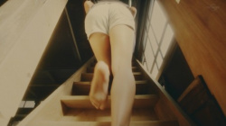 若手女優さん、ホットパンツのお尻をローアングルで撮られるの画像