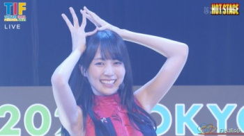 乃木坂46 惜しげもなく見せつけるツルツル腋祭りの画像