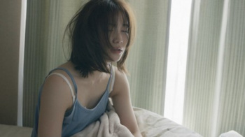 中村ゆりかさん、深夜ドラマで胸チラと濡れ場を披露するの画像