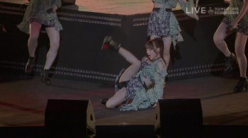 ハロプロアイドルさんの股間を広げて見せパン丸出しの画像
