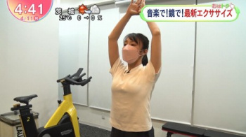 美人フリーアナさん、白Tシャツで胸の形があらわにの画像