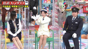 松井玲奈さん、超ミニスカの股間から下着が見えてしまうの画像