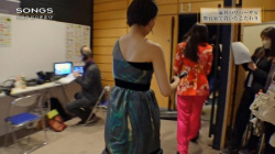 NHKの女子アナさん、胸の代わりに背中を露出してしまうの画像